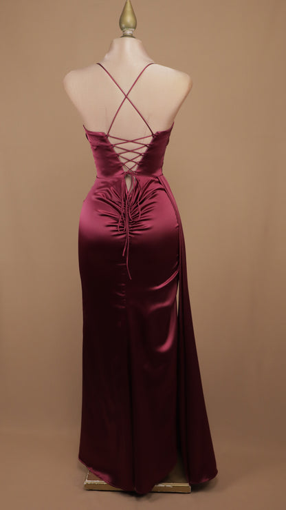 Vestido de gala largo en satén con drapeado ceñido y abertura lateral