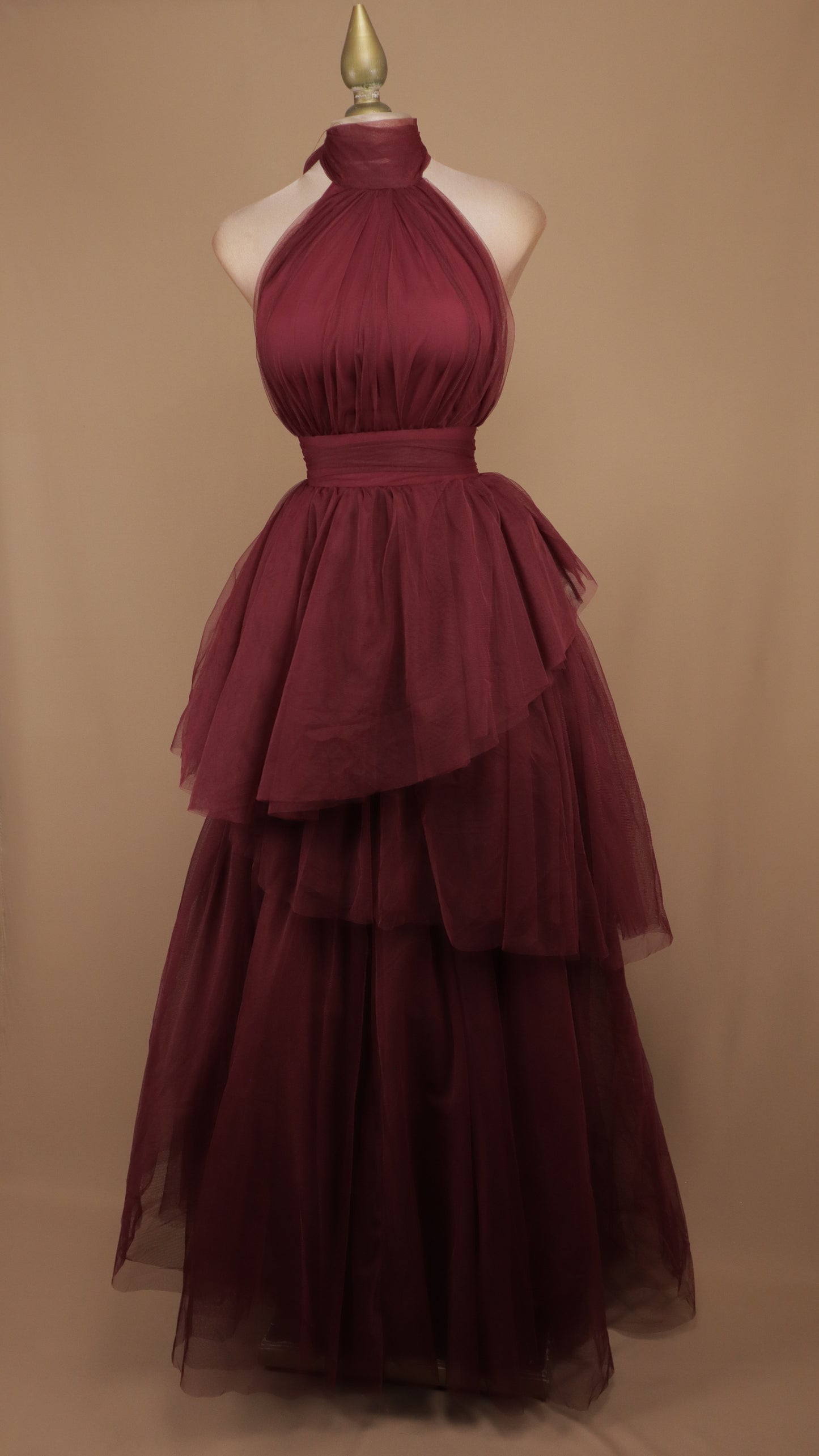 Vestido largo de tull cuello halter y escote en la espalda