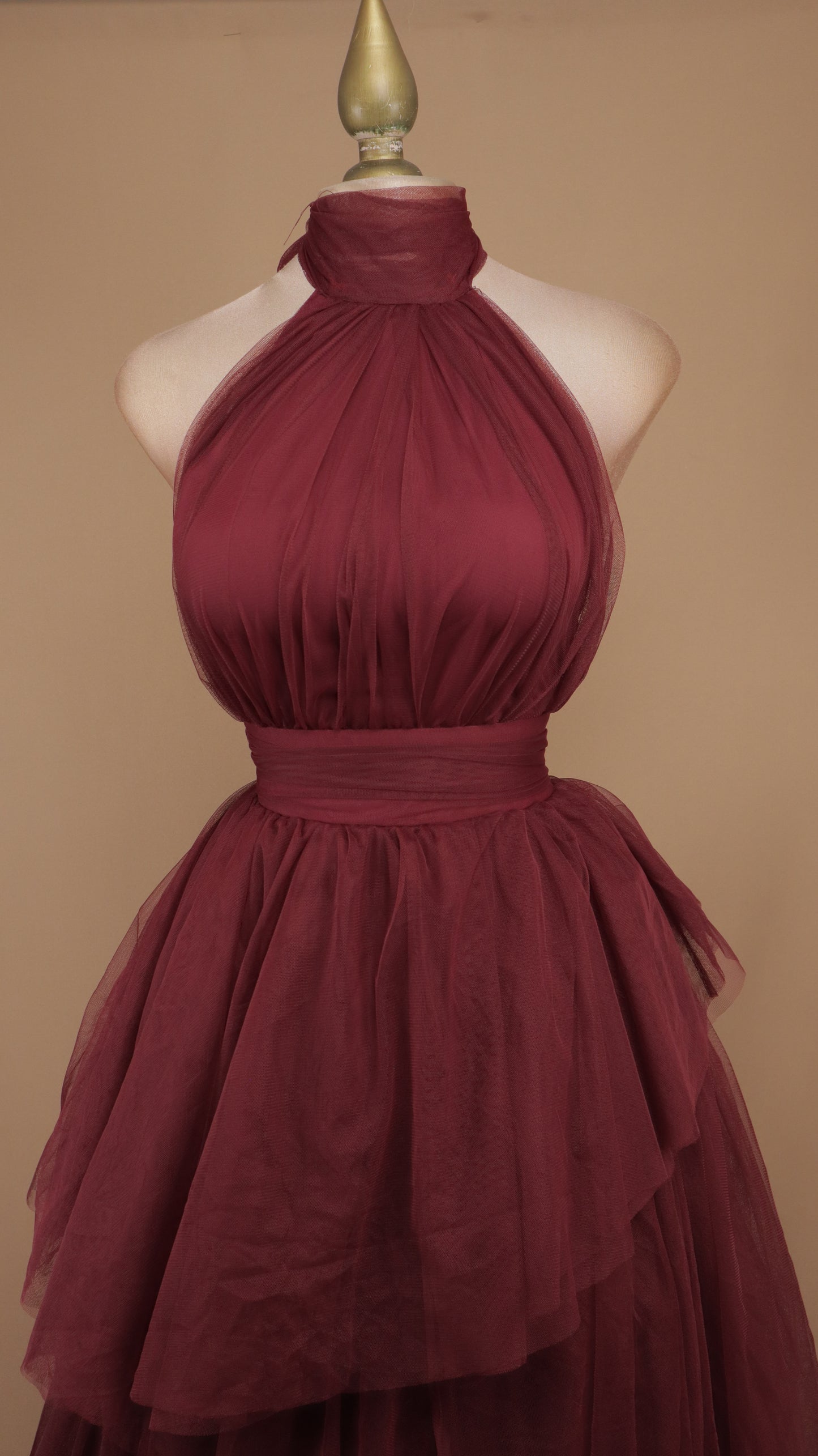Vestido largo de tull cuello halter y escote en la espalda