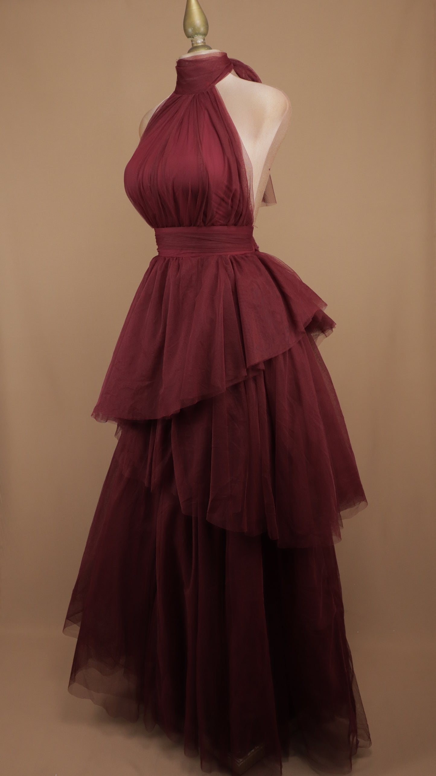 Vestido largo de tull cuello halter y escote en la espalda