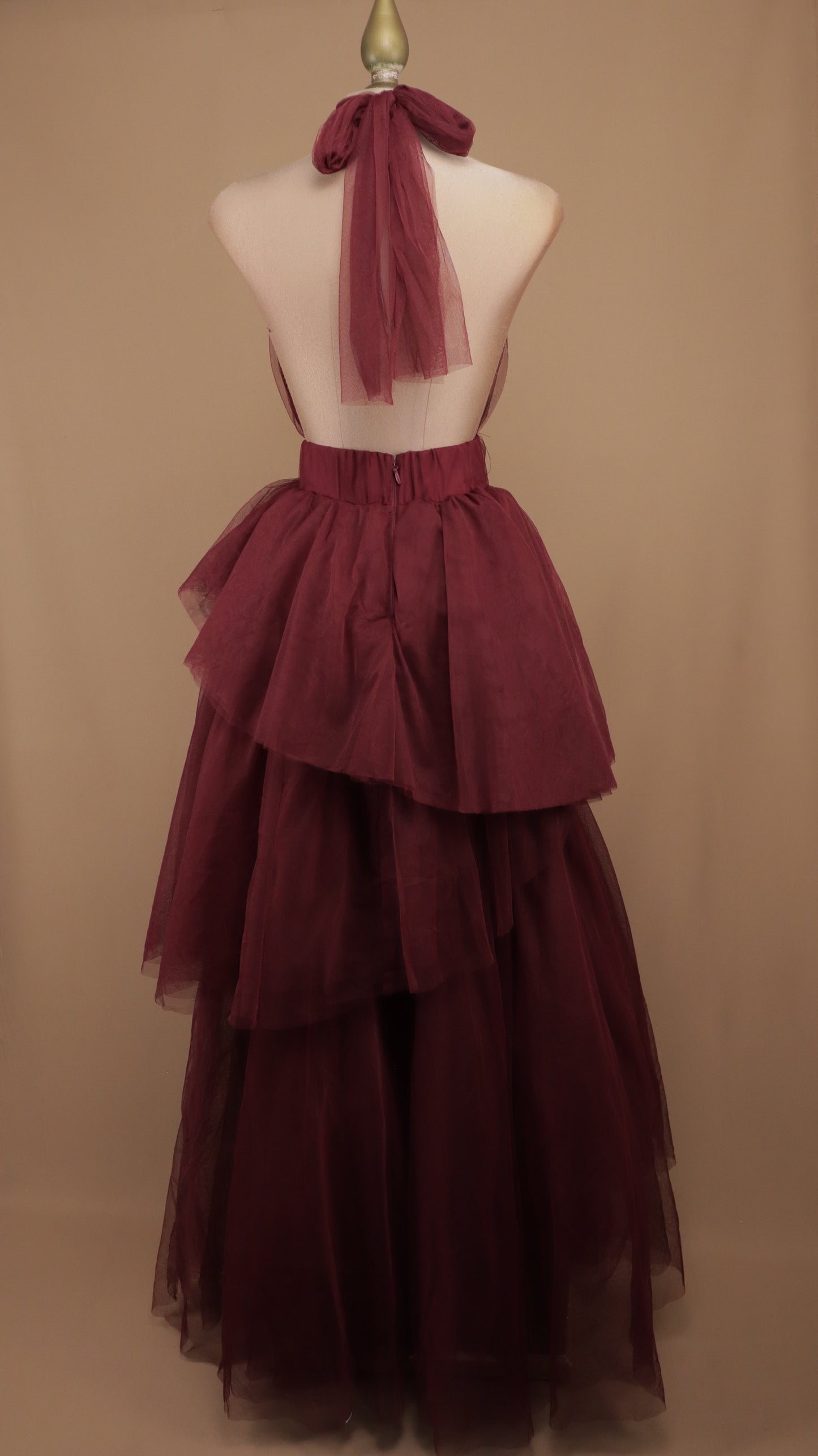 Vestido largo de tull cuello halter y escote en la espalda
