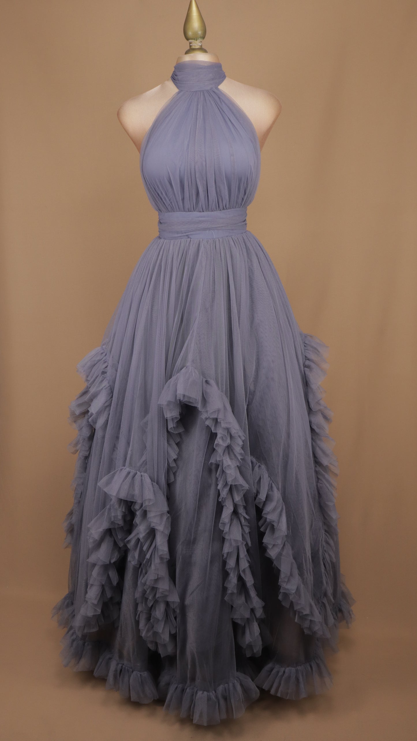 Vestido largo de tul con cuello halter