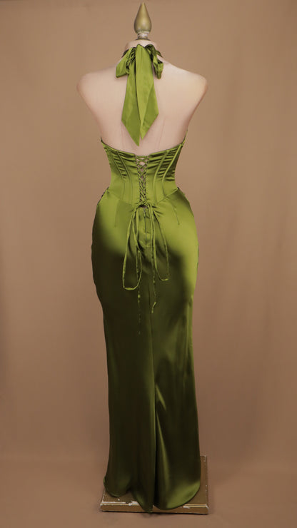 Vestido de gala satinado con top corsetero y cuello halter cruzado