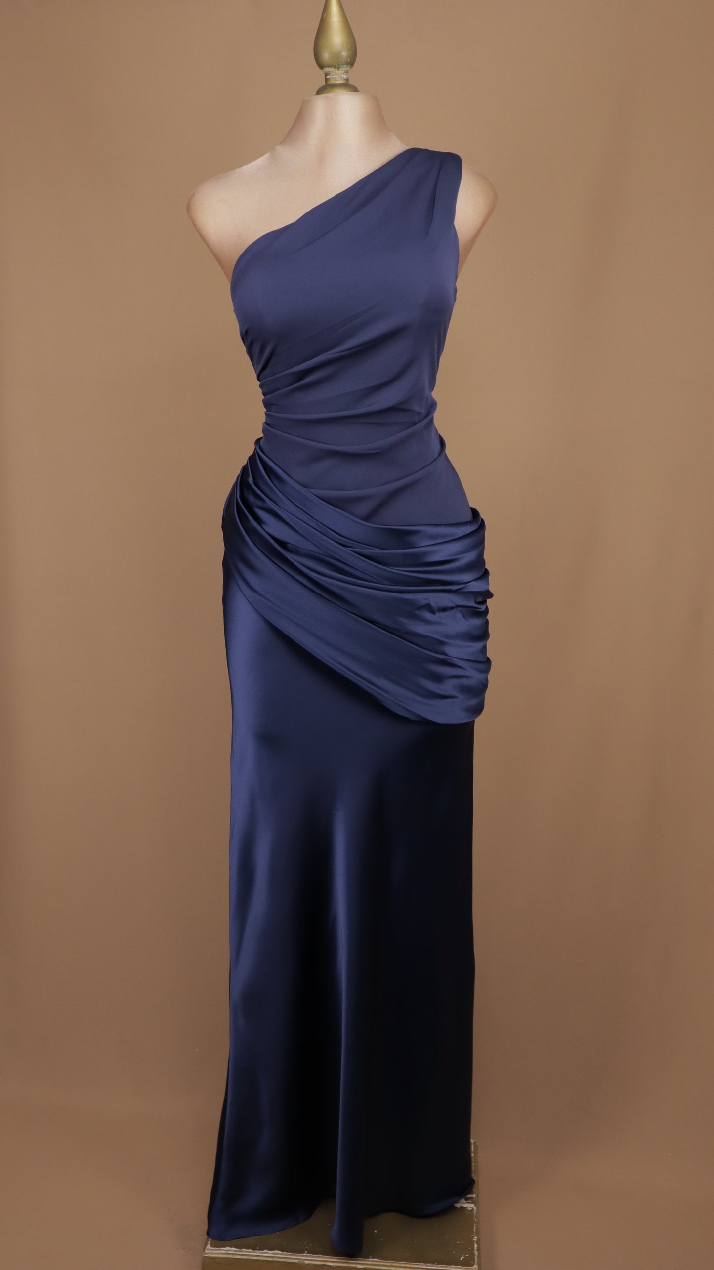 Vestido de gala asimétrico satinado con drapeado cruzado en cadera