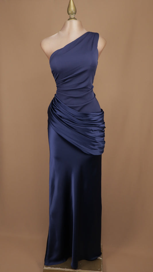 Vestido de gala asimétrico satinado con drapeado cruzado en cadera