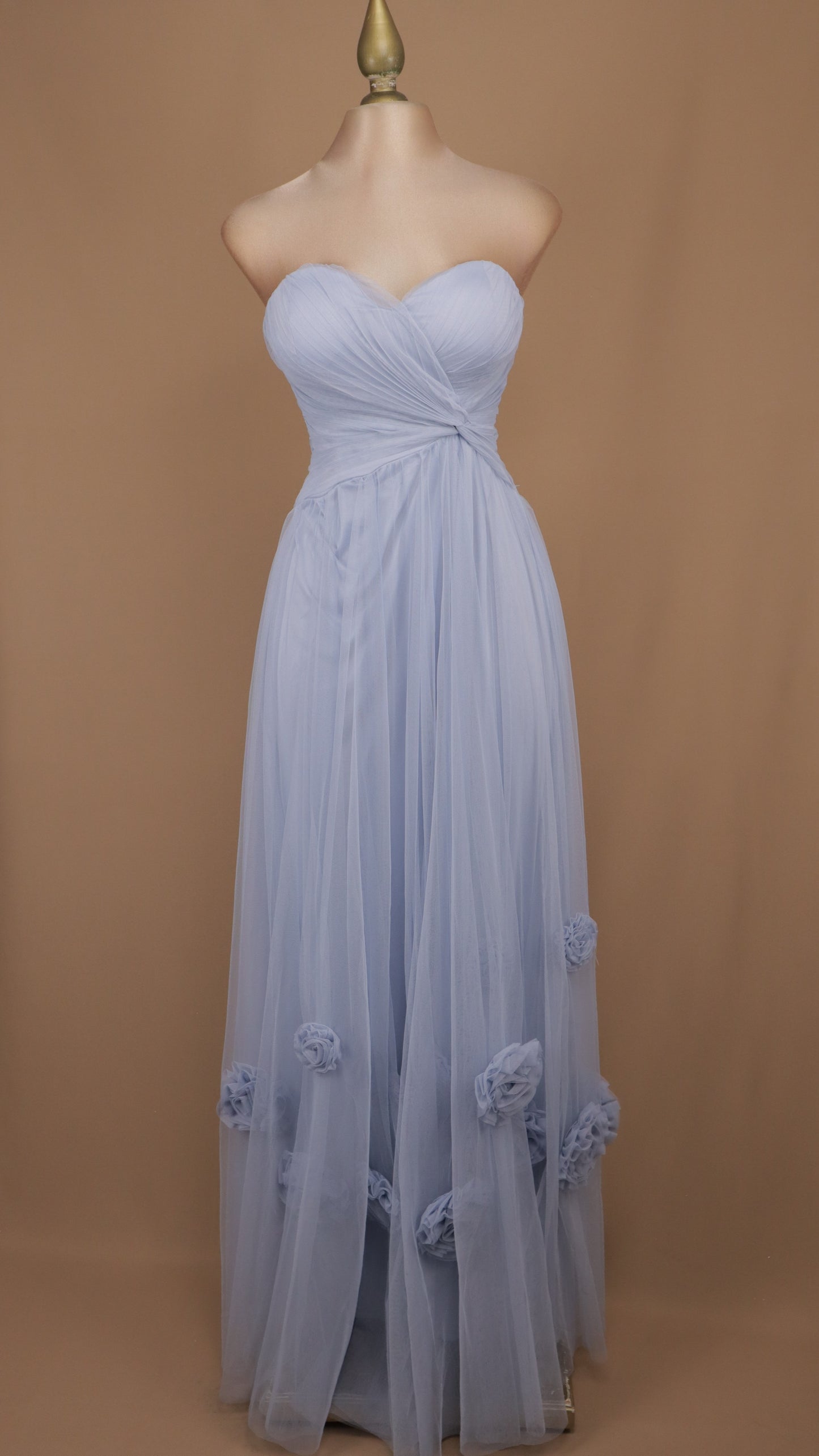 Vestido de gala largo en tul con escote corazón y flores 3D
