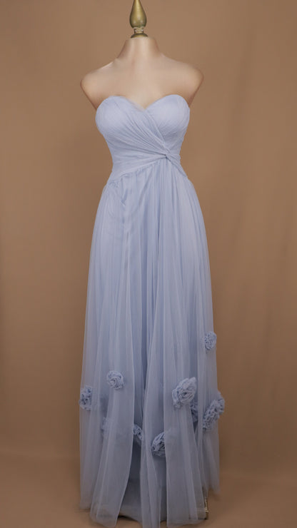 Vestido de gala largo en tul con escote corazón y flores 3D