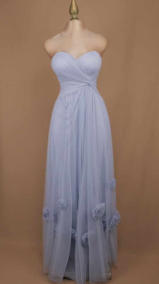 Vestido de gala largo en tul con escote corazón y flores 3D