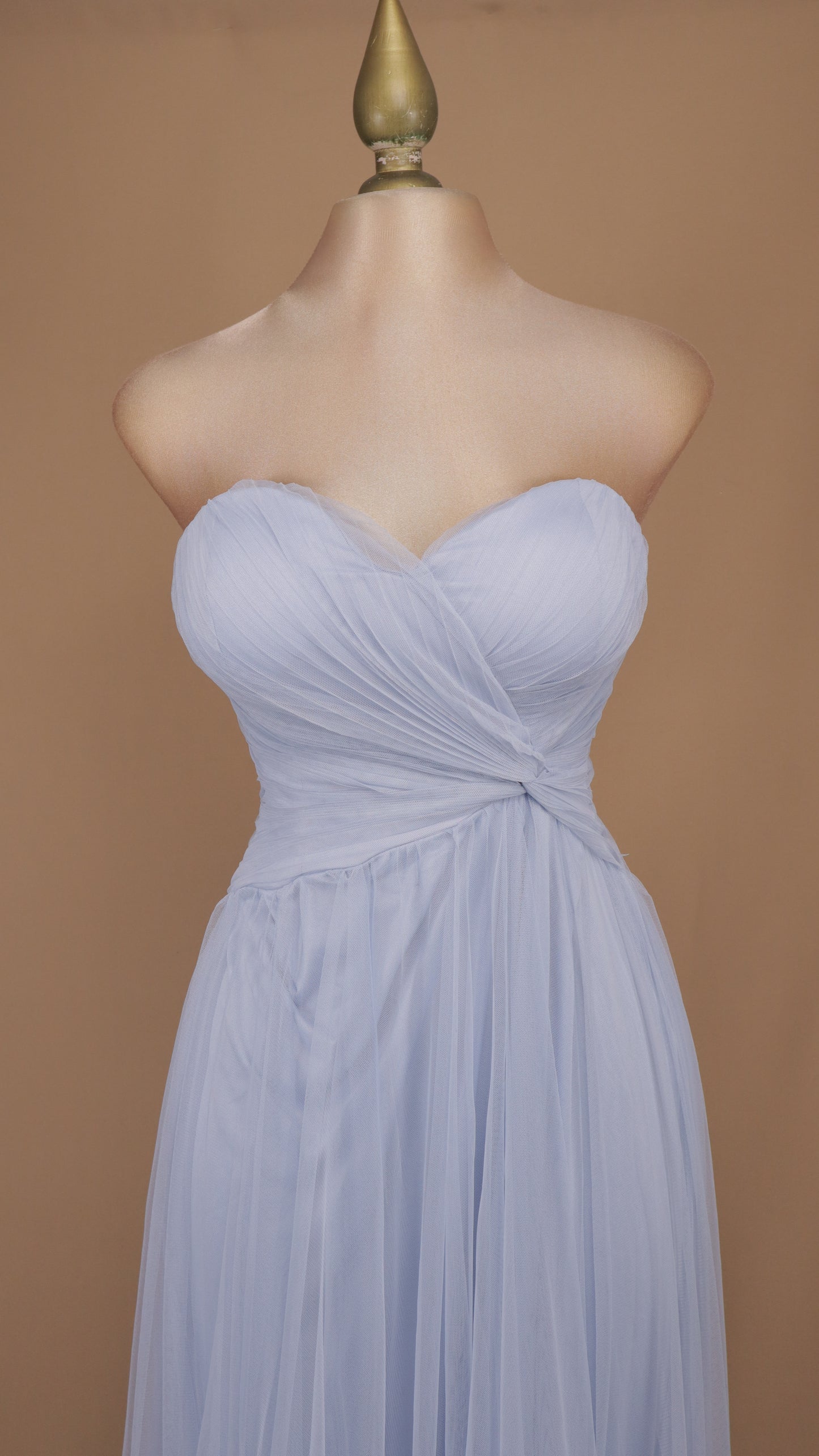 Vestido de gala largo en tul con escote corazón y flores 3D