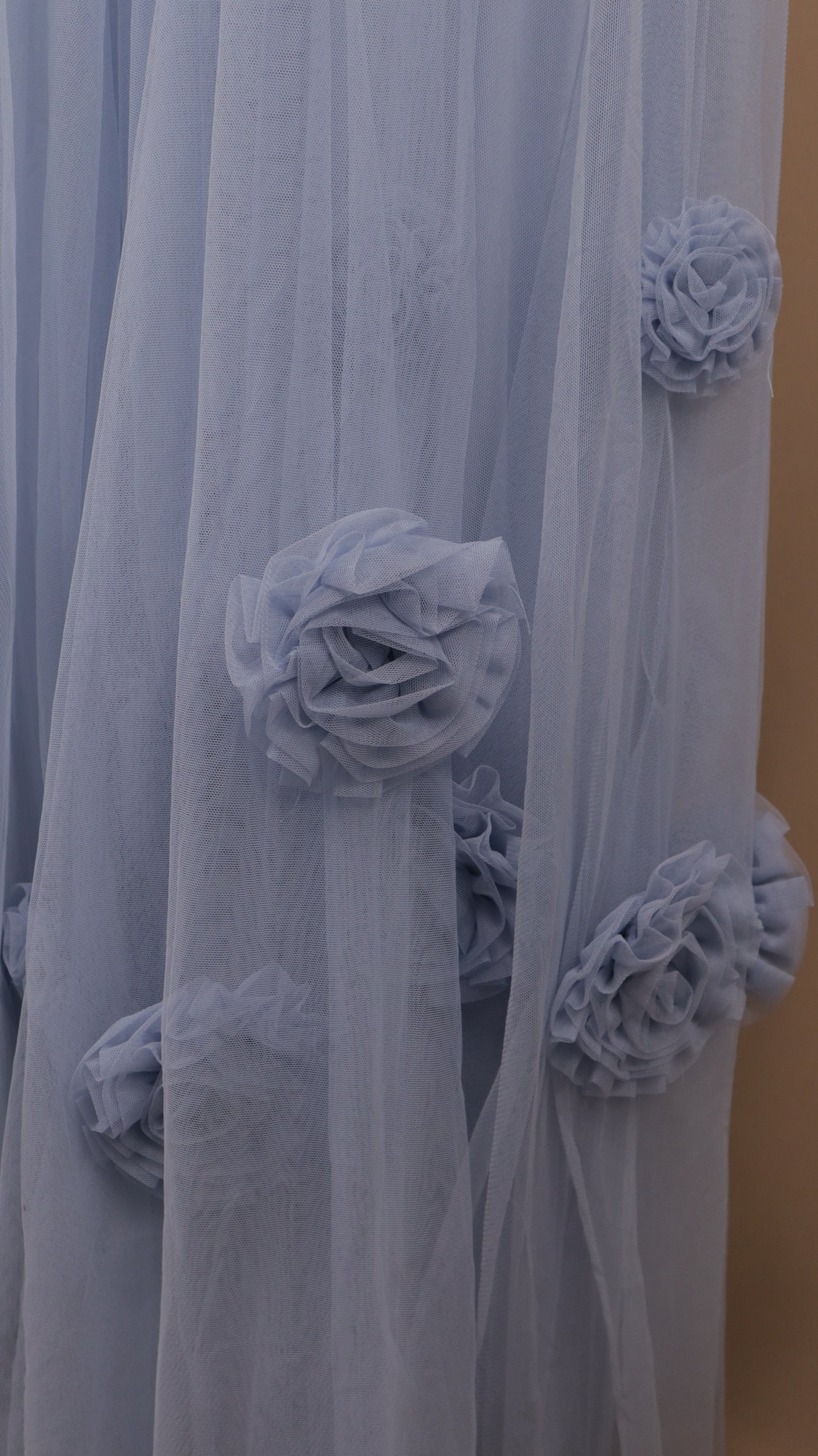 Vestido de gala largo en tul con escote corazón y flores 3D