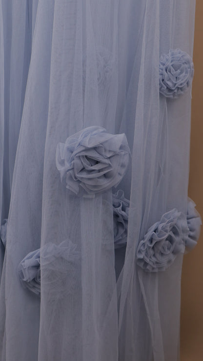 Vestido de gala largo en tul con escote corazón y flores 3D