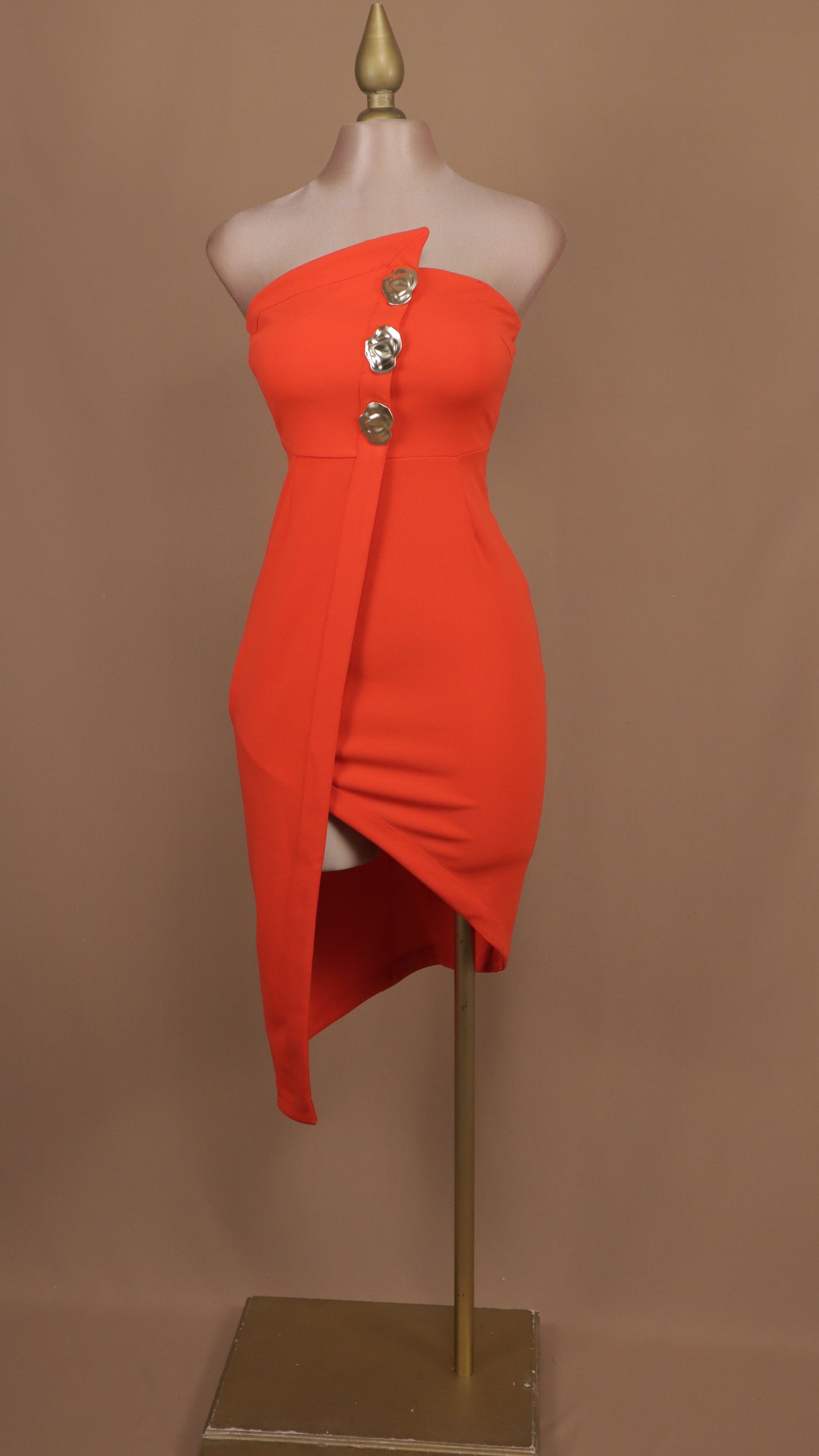 Vestido corto estraple con botón dorado en busto