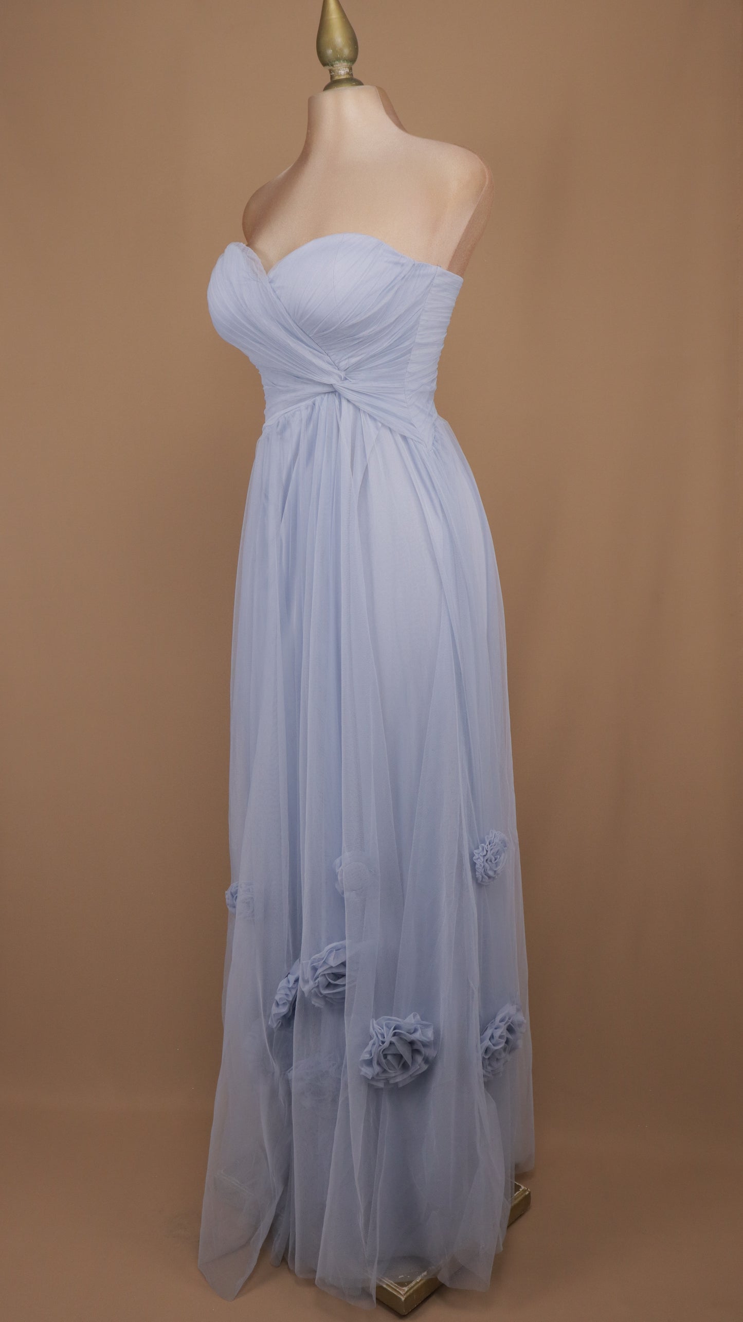 Vestido de gala largo en tul con escote corazón y flores 3D