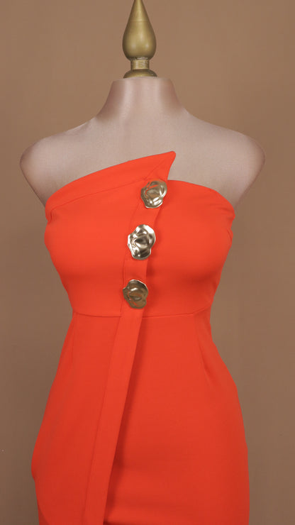Vestido corto estraple con botón dorado en busto