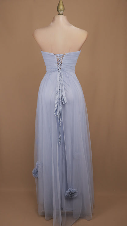 Vestido de gala largo en tul con escote corazón y flores 3D