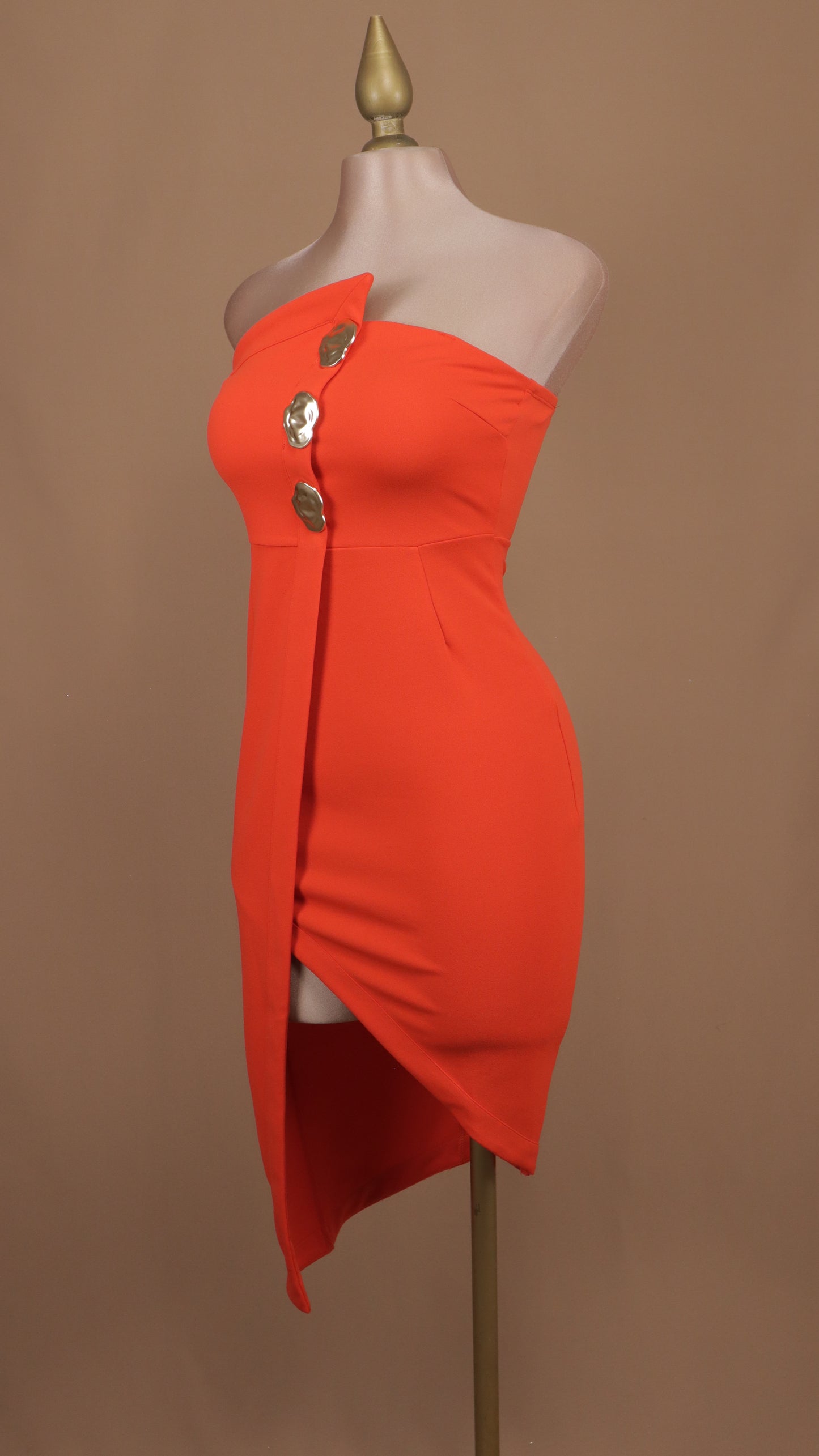Vestido corto estraple con botón dorado en busto