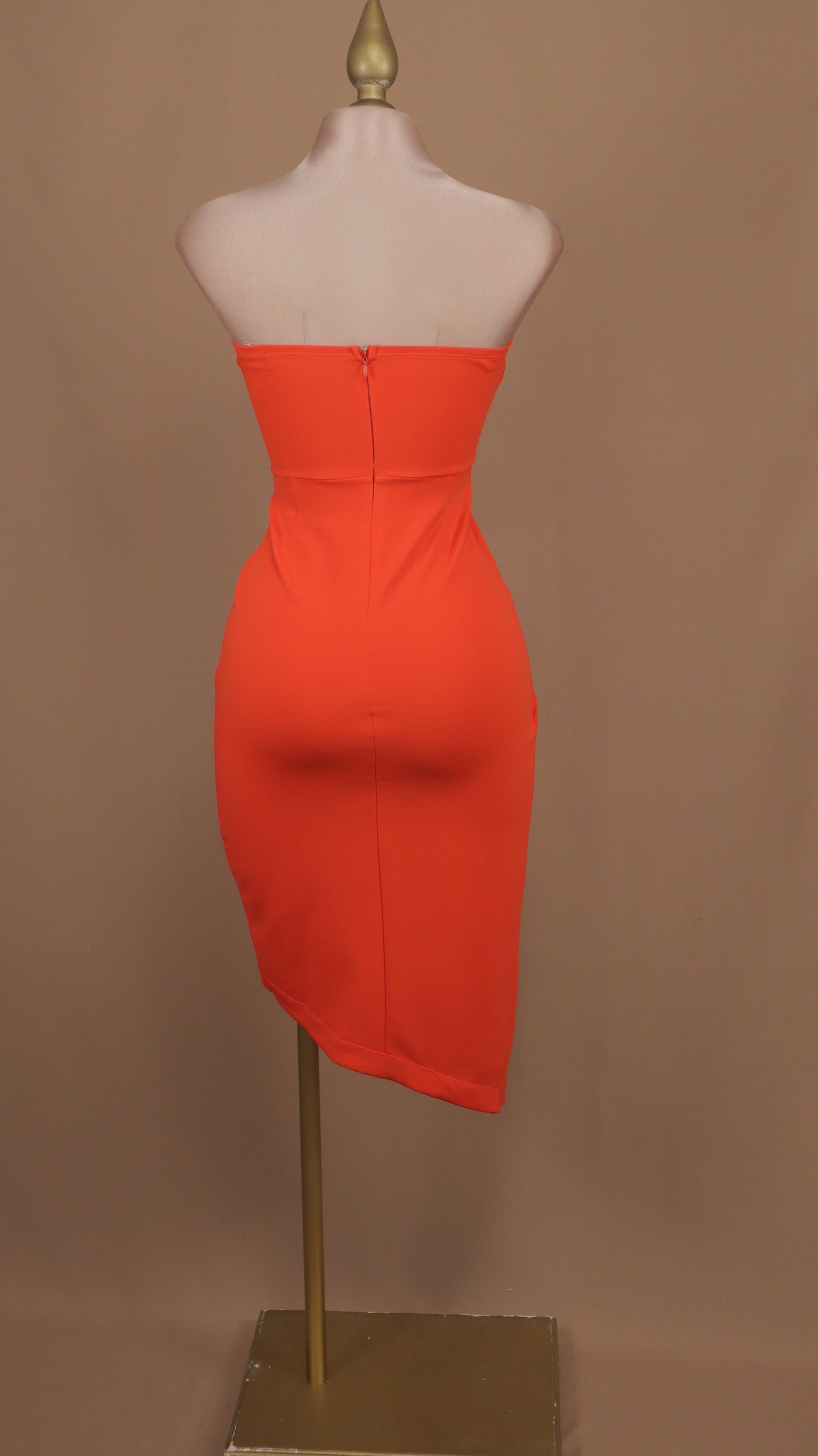Vestido corto estraple con botón dorado en busto