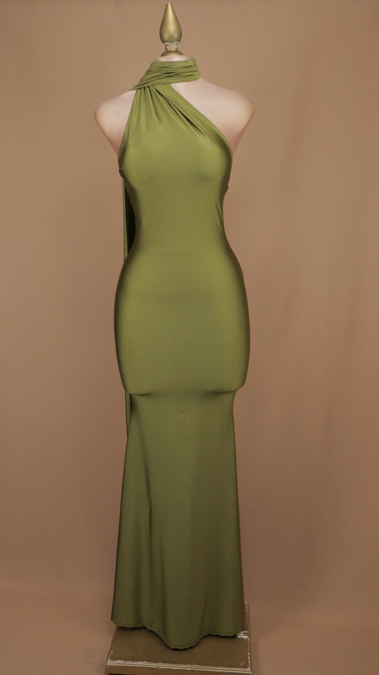 Vestido de gala ajustado con cuello halter cruzado y cauda posterior