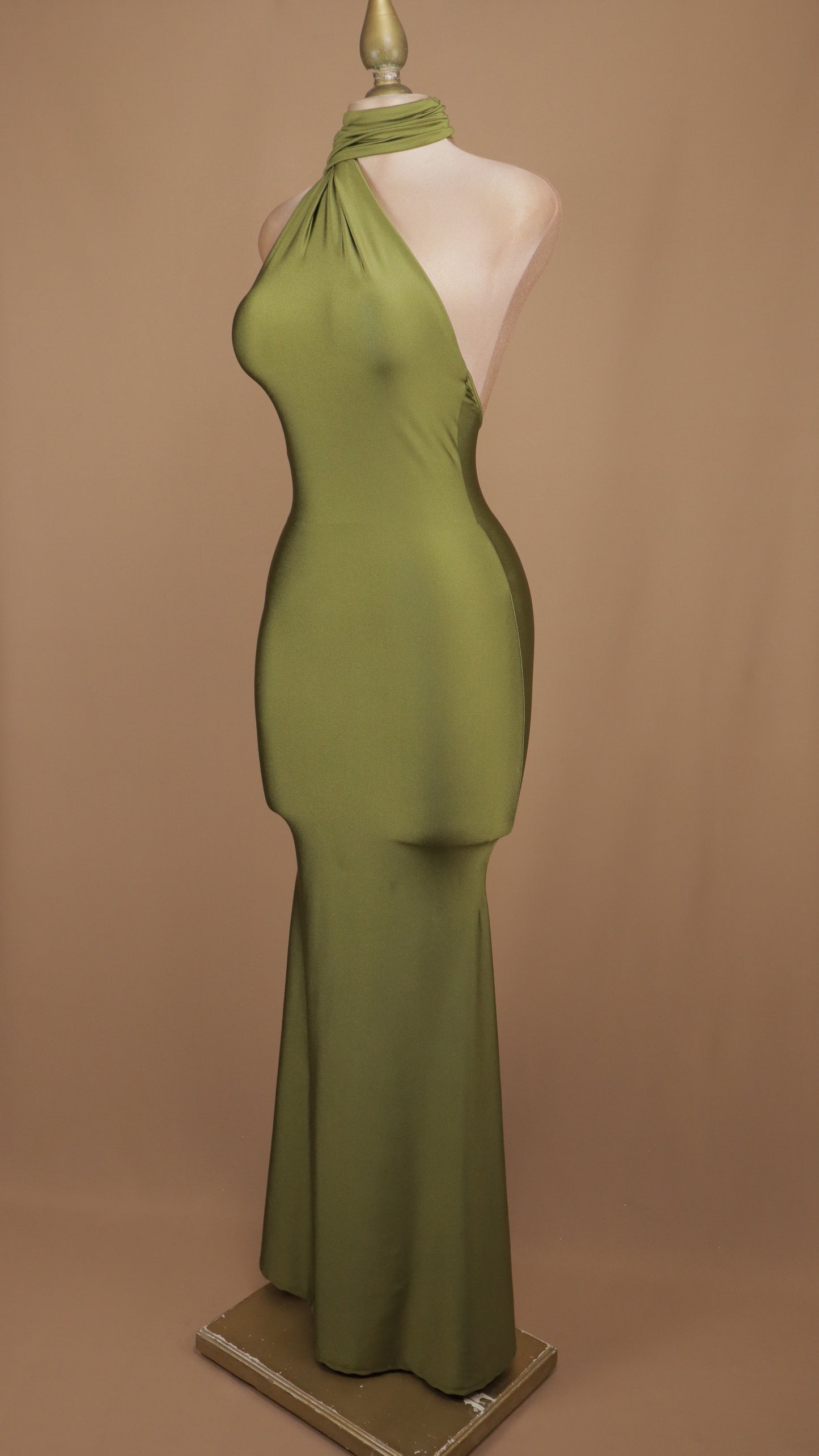 Vestido de gala ajustado con cuello halter cruzado y cauda posterior