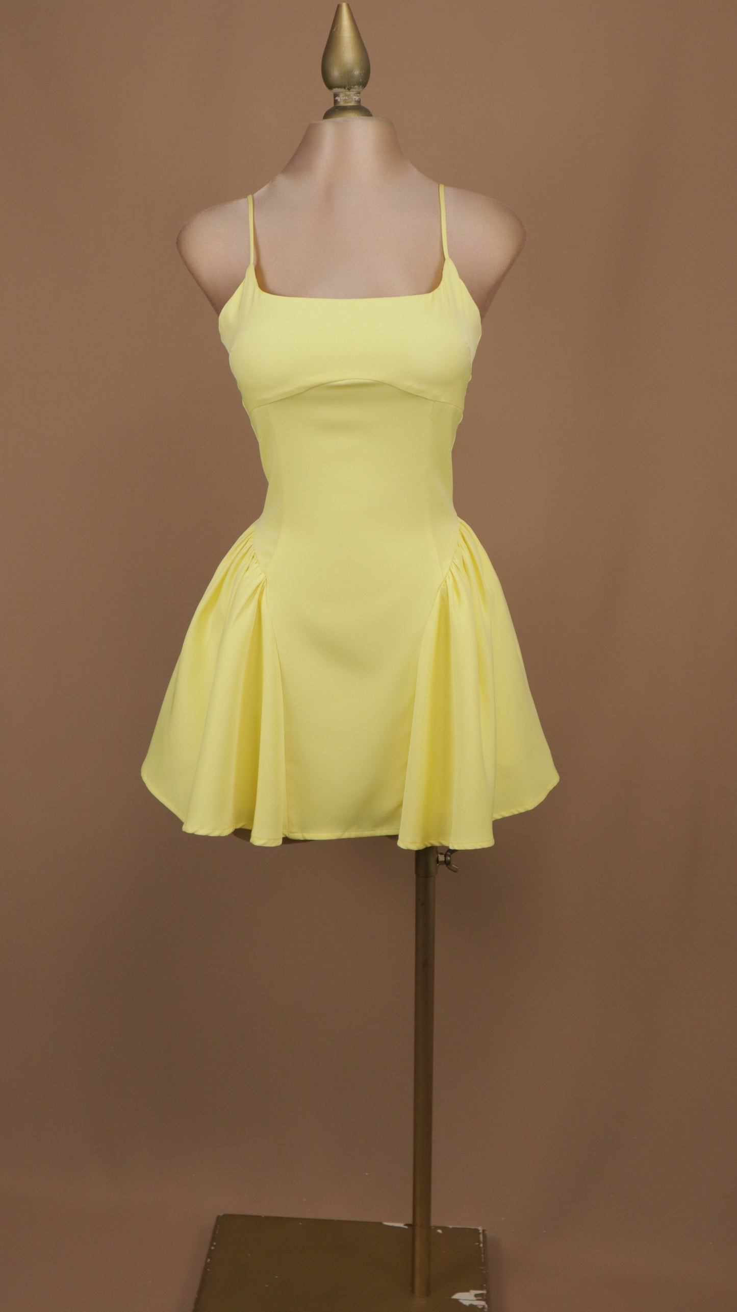 Vestido corto de tirantes con falda globo y paneles laterales plisados