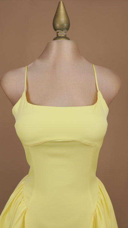 Vestido corto de tirantes con falda globo y paneles laterales plisados