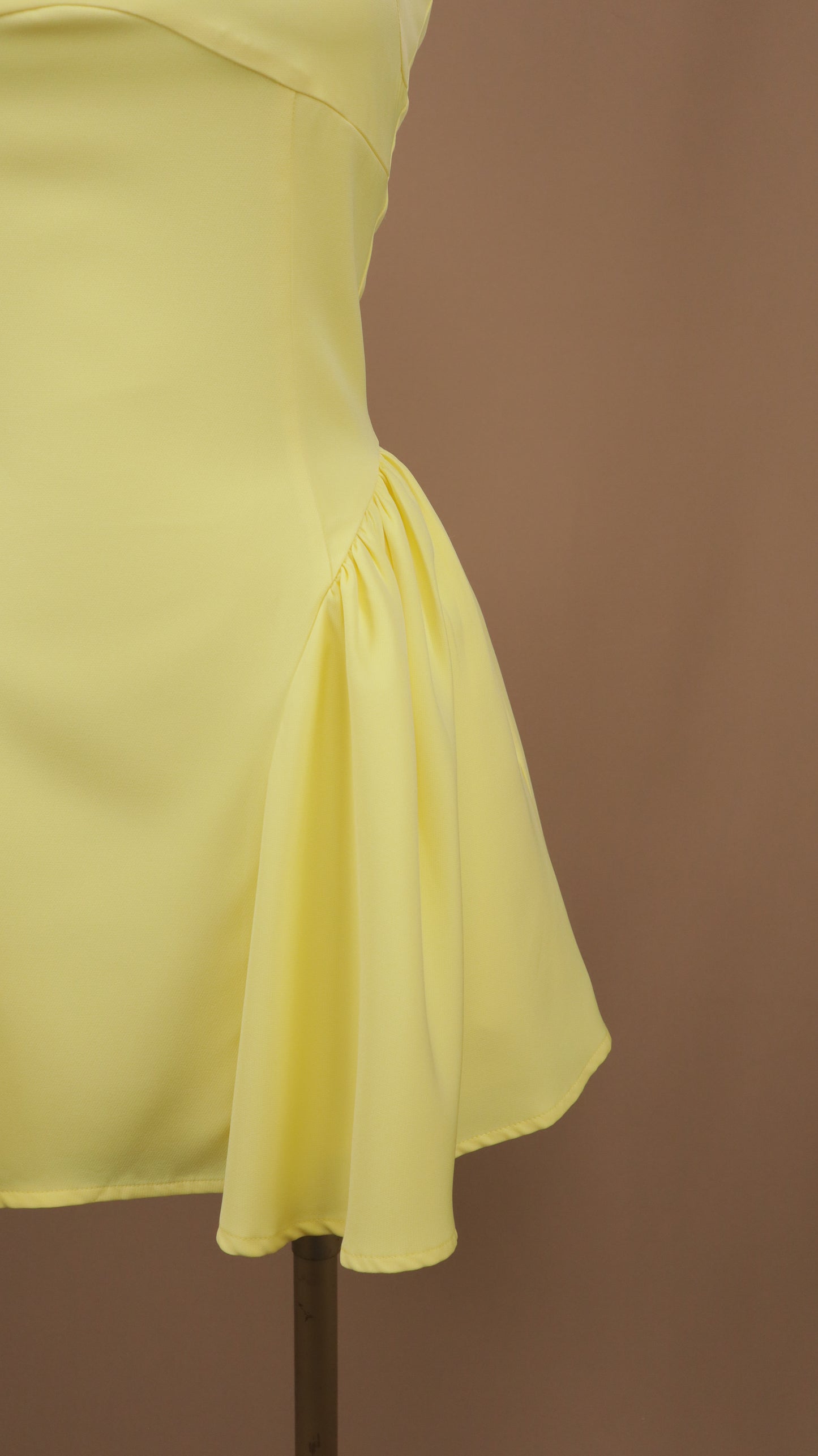 Vestido corto de tirantes con falda globo y paneles laterales plisados