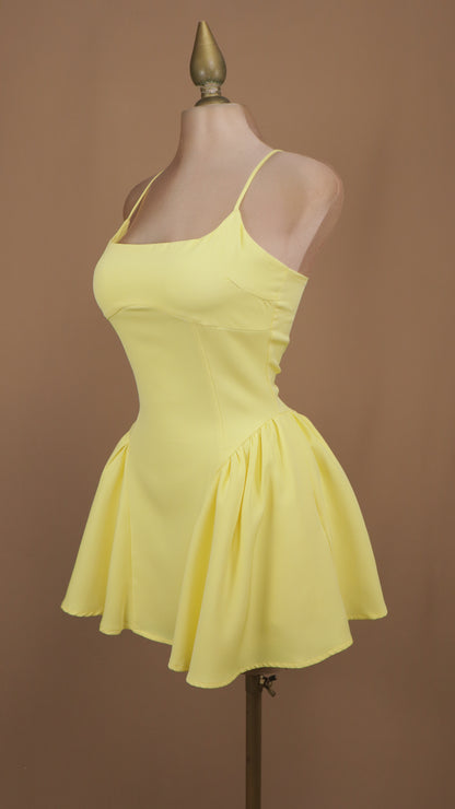 Vestido corto de tirantes con falda globo y paneles laterales plisados