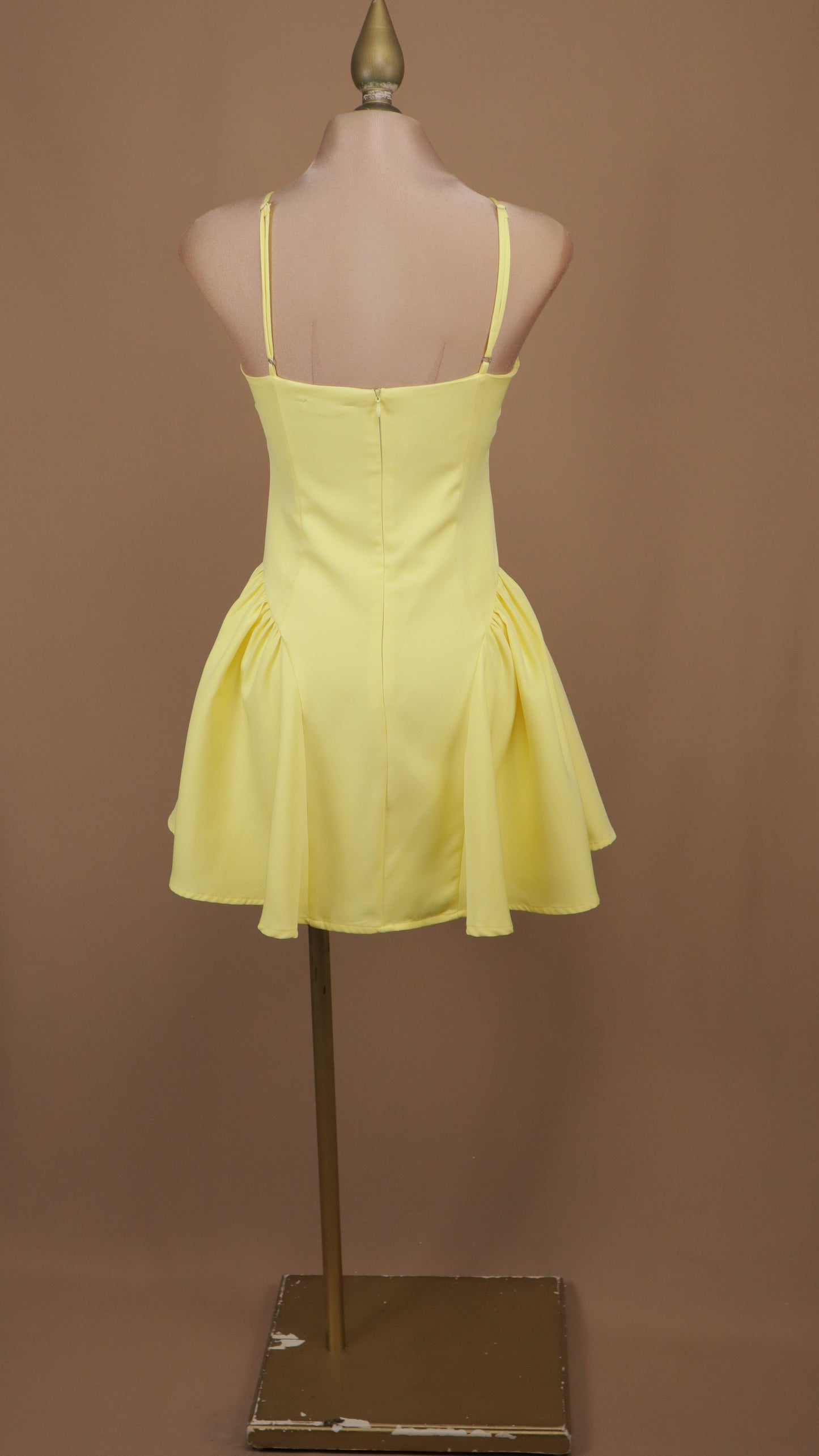 Vestido corto de tirantes con falda globo y paneles laterales plisados
