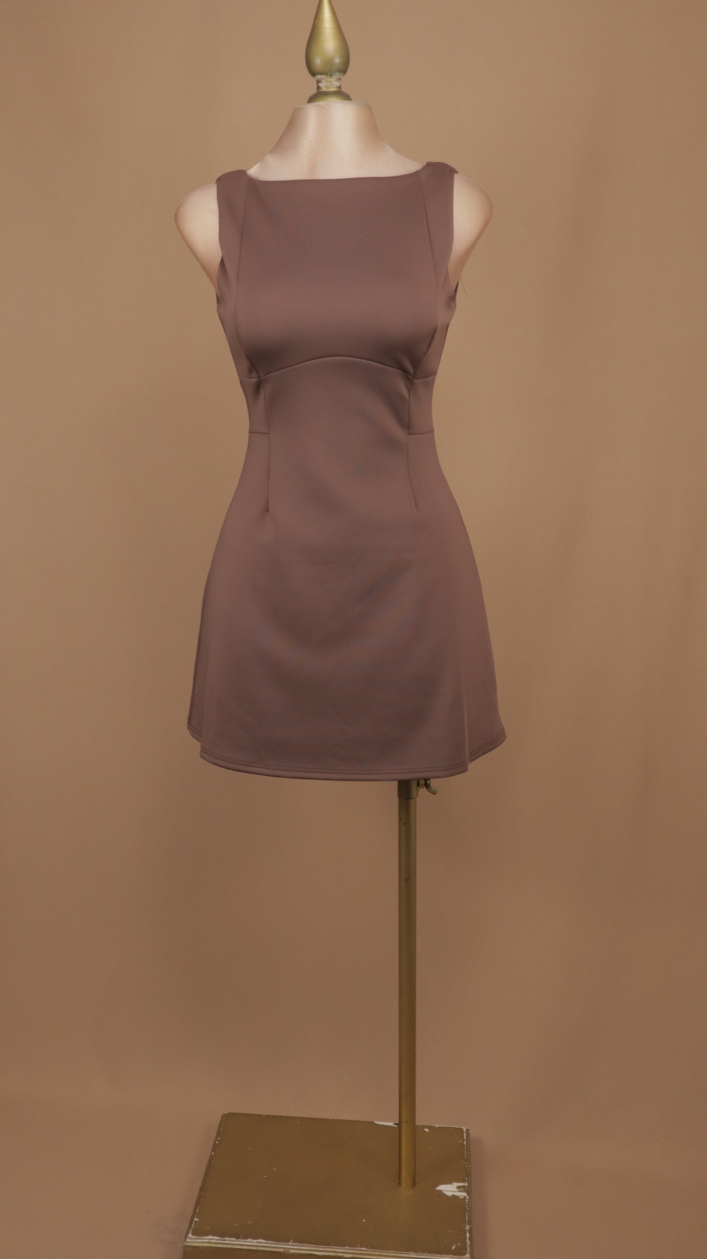 Vestido corto estructurado de silueta ajustada y cuello barco