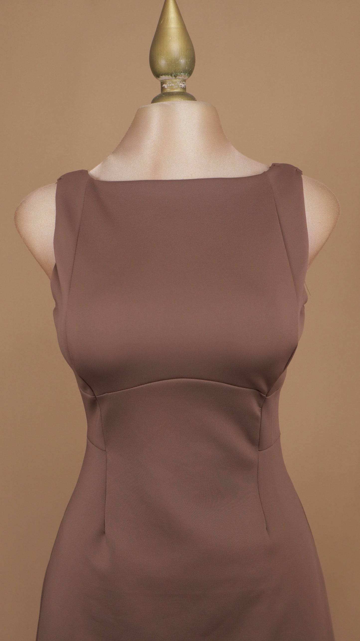 Vestido corto estructurado de silueta ajustada y cuello barco