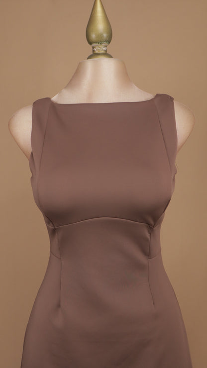 Vestido corto estructurado de silueta ajustada y cuello barco