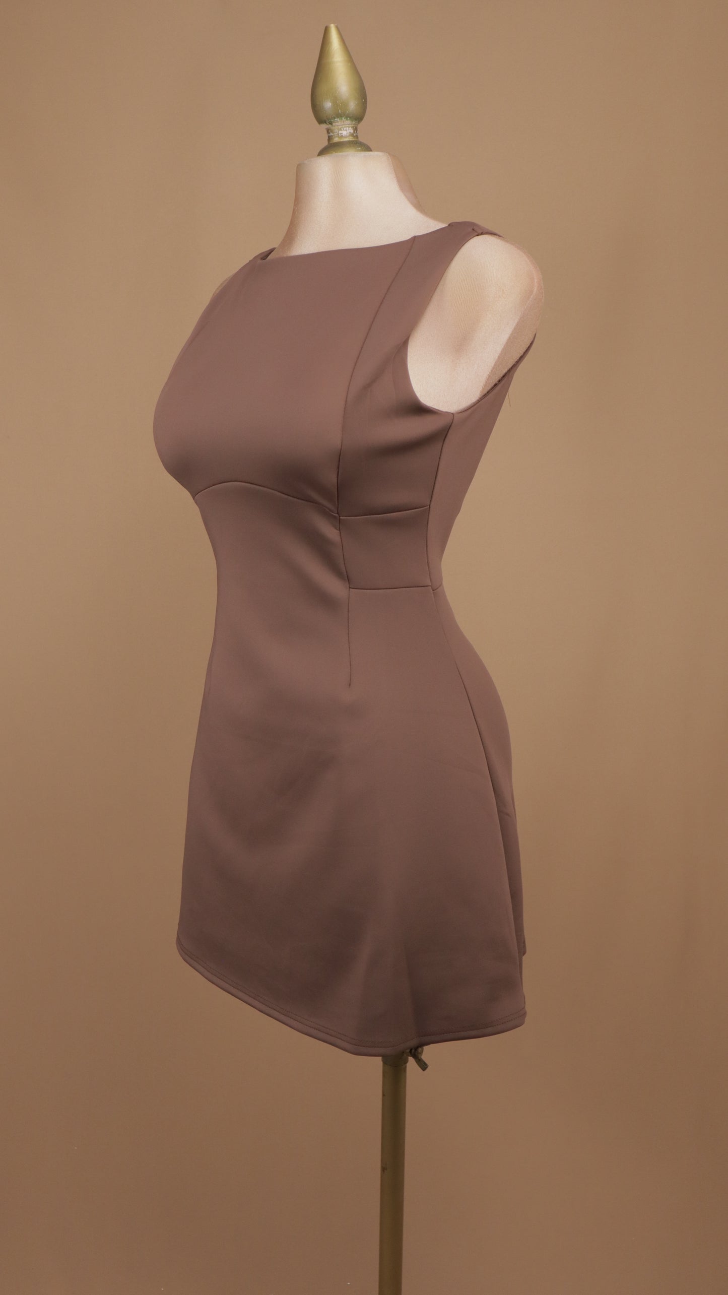 Vestido corto estructurado de silueta ajustada y cuello barco