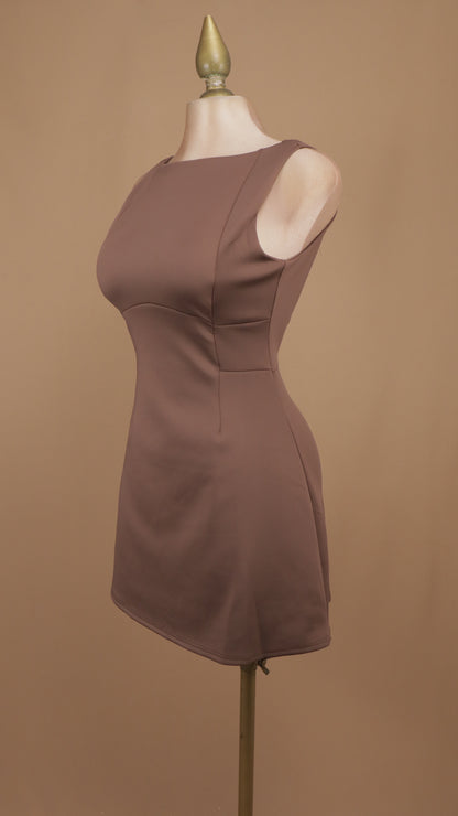 Vestido corto estructurado de silueta ajustada y cuello barco
