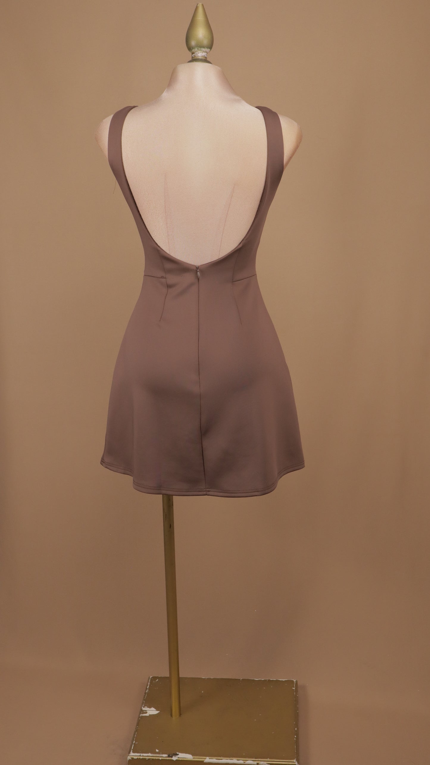 Vestido corto estructurado de silueta ajustada y cuello barco