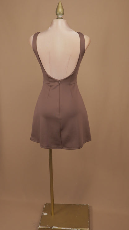 Vestido corto estructurado de silueta ajustada y cuello barco