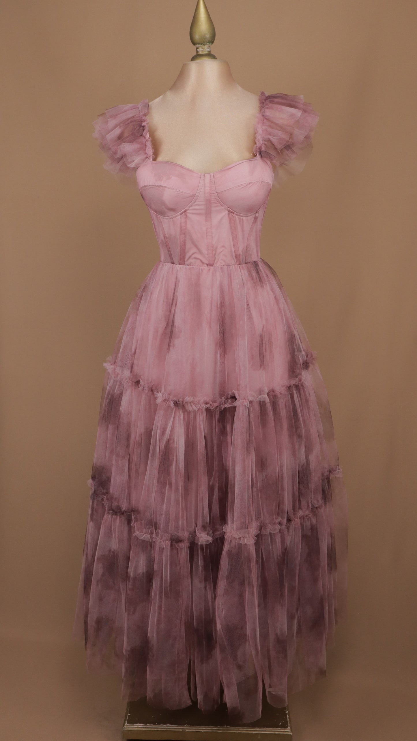 Vestido midi de tul en capas con top corsetero y mangas con volantes
