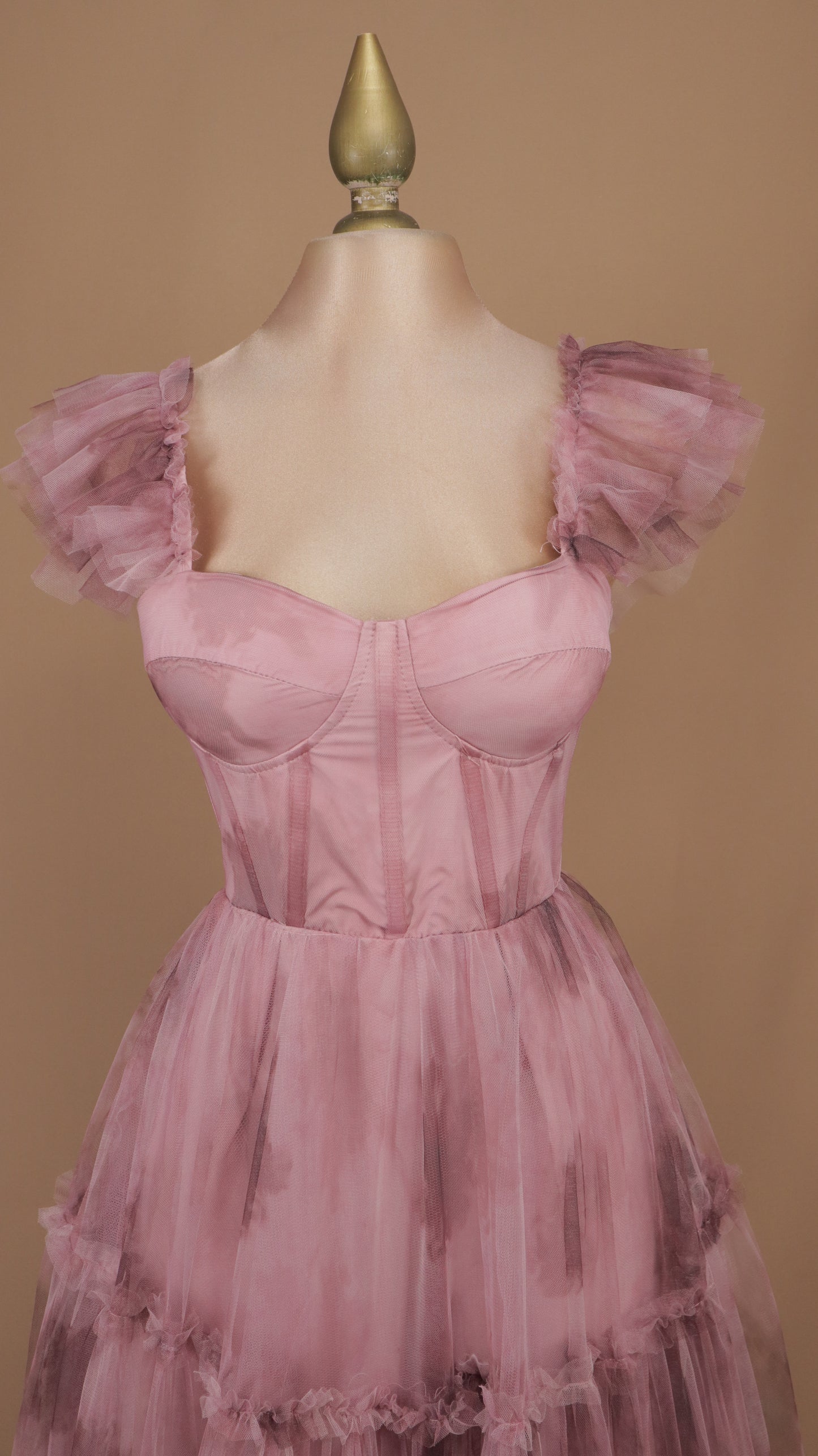 Vestido midi de tul en capas con top corsetero y mangas con volantes