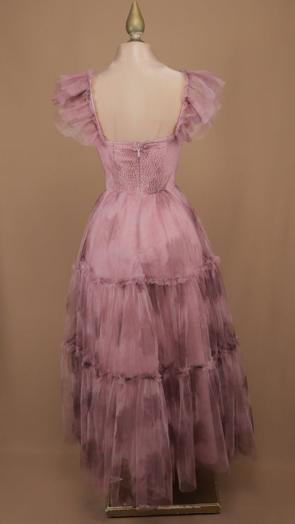 Vestido midi de tul en capas con top corsetero y mangas con volantes