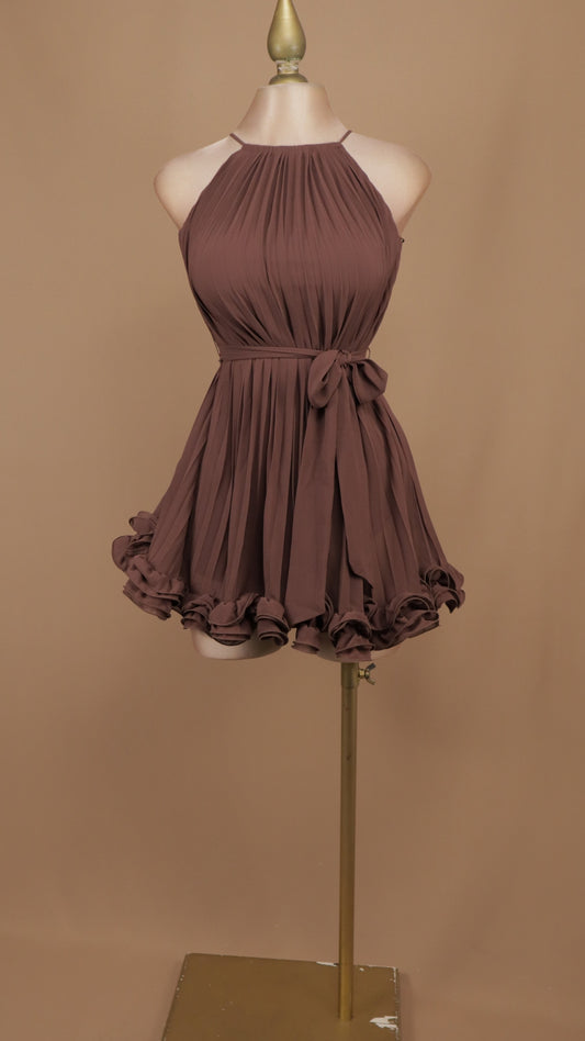 Vestido corto plisado con cuello halter y ruedo de volantes texturizados