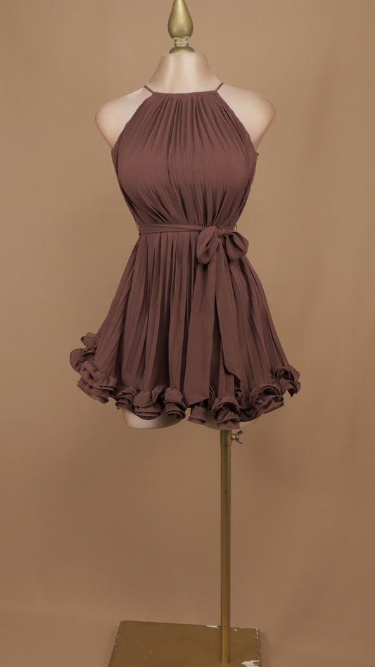 Vestido corto plisado con cuello halter y ruedo de volantes texturizados