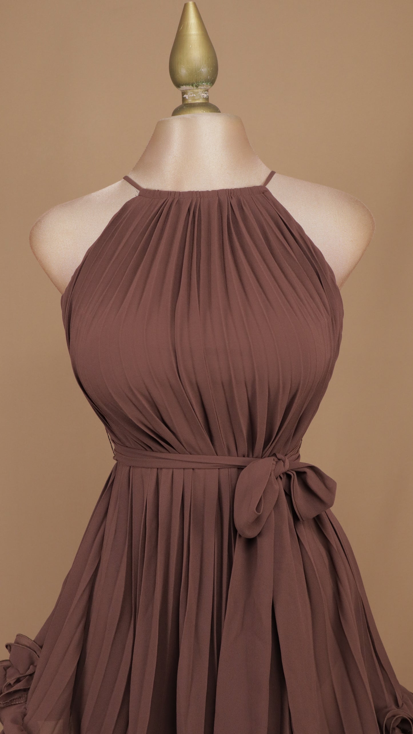Vestido corto plisado con cuello halter y ruedo de volantes texturizados
