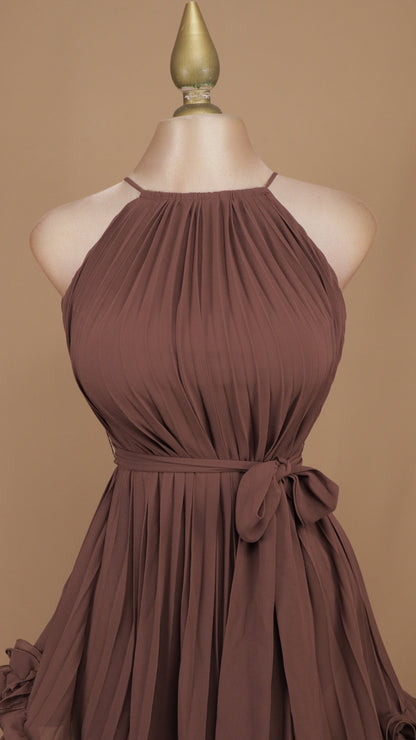 Vestido corto plisado con cuello halter y ruedo de volantes texturizados