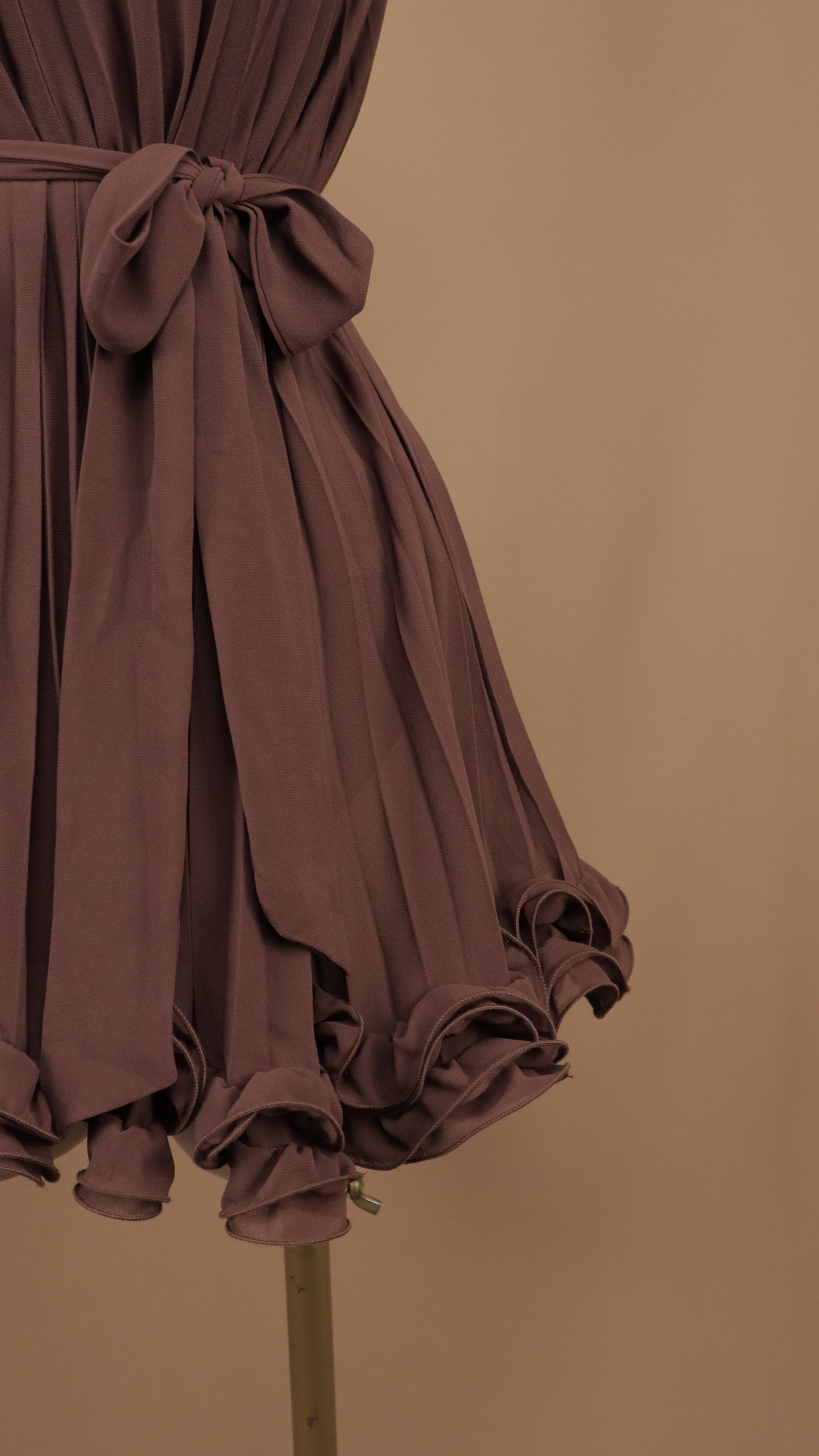Vestido corto plisado con cuello halter y ruedo de volantes texturizados
