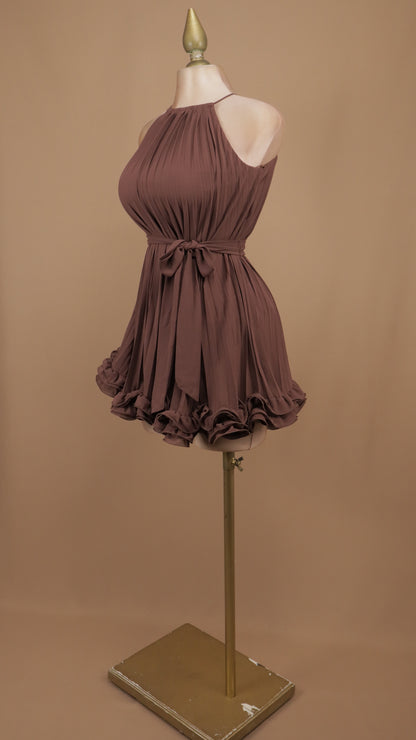 Vestido corto plisado con cuello halter y ruedo de volantes texturizados