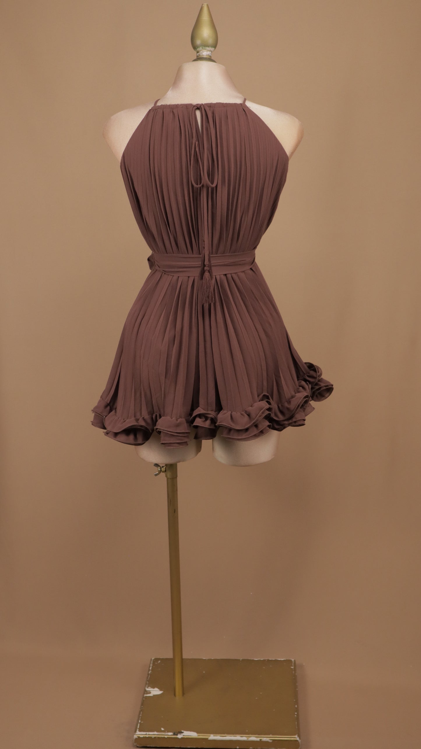 Vestido corto plisado con cuello halter y ruedo de volantes texturizados