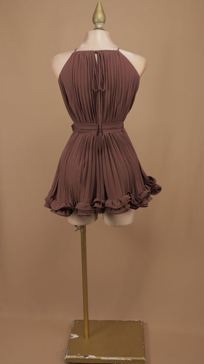 Vestido corto plisado con cuello halter y ruedo de volantes texturizados