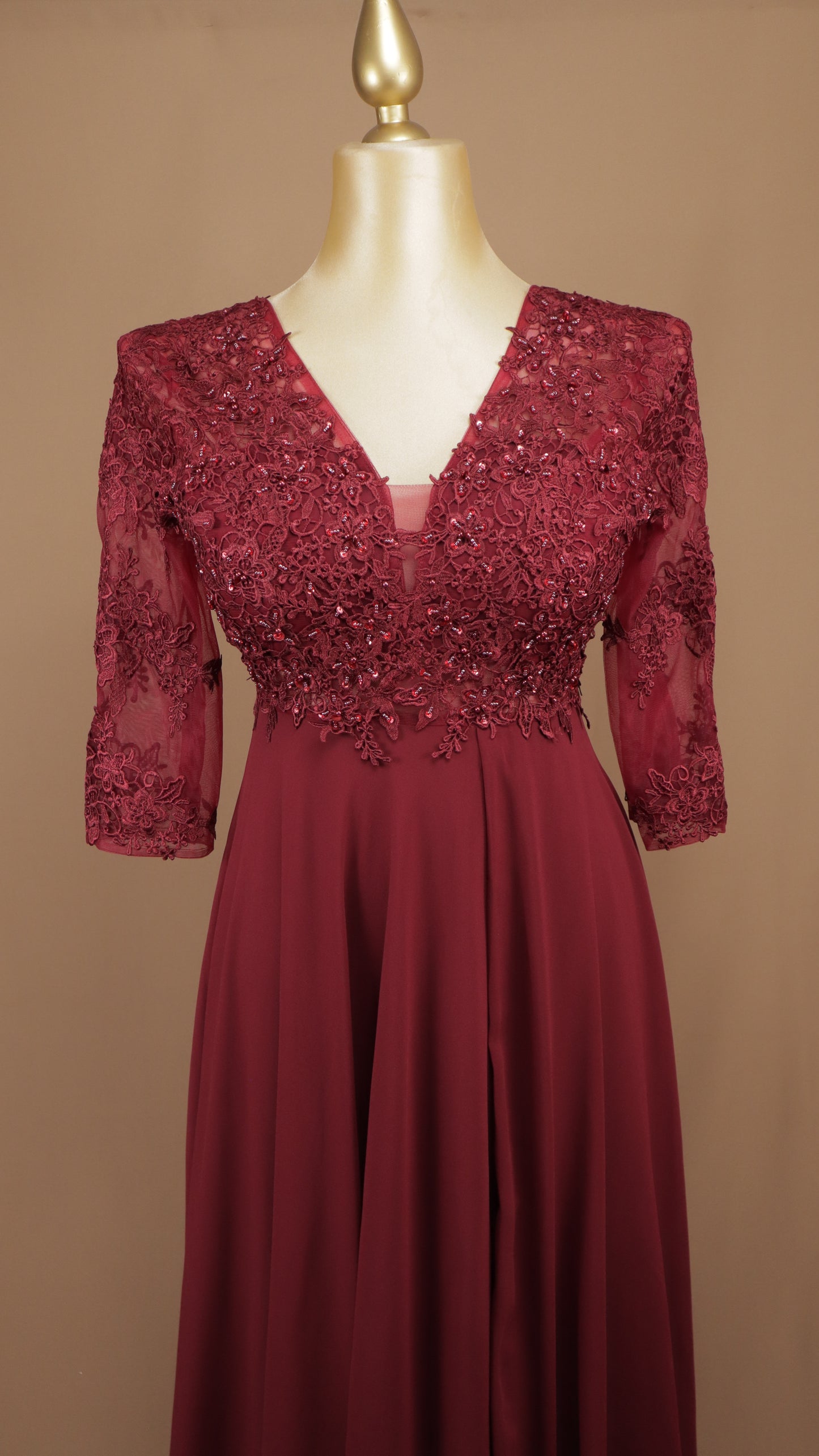 Vestido largo extra de gala con top de encaje pedrería y falda de gasa