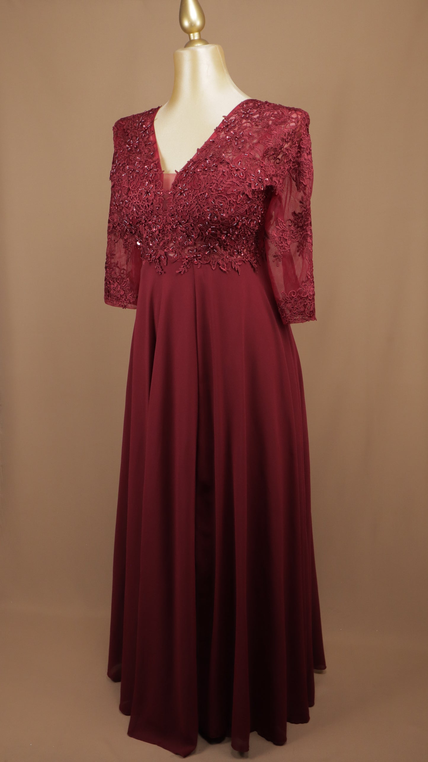 Vestido largo extra de gala con top de encaje pedrería y falda de gasa