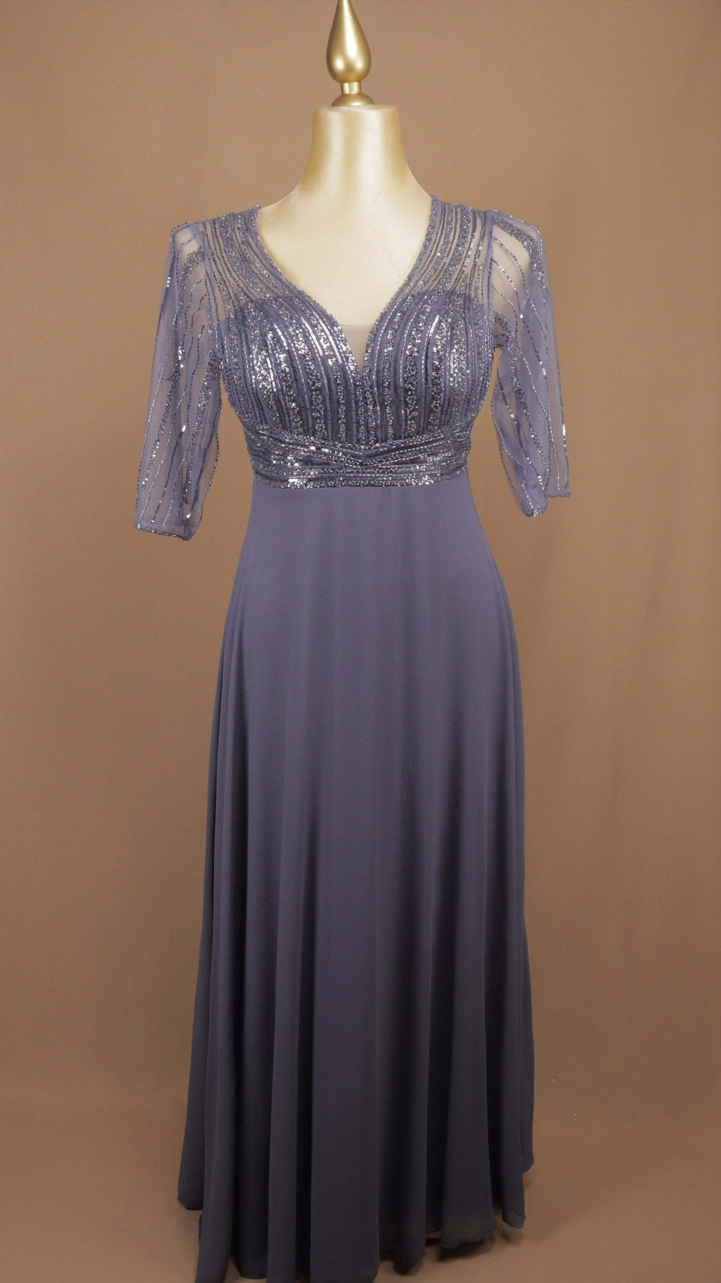 Vestido de gala largo plus size en crepe georgette con top ilusión de lentejuelas