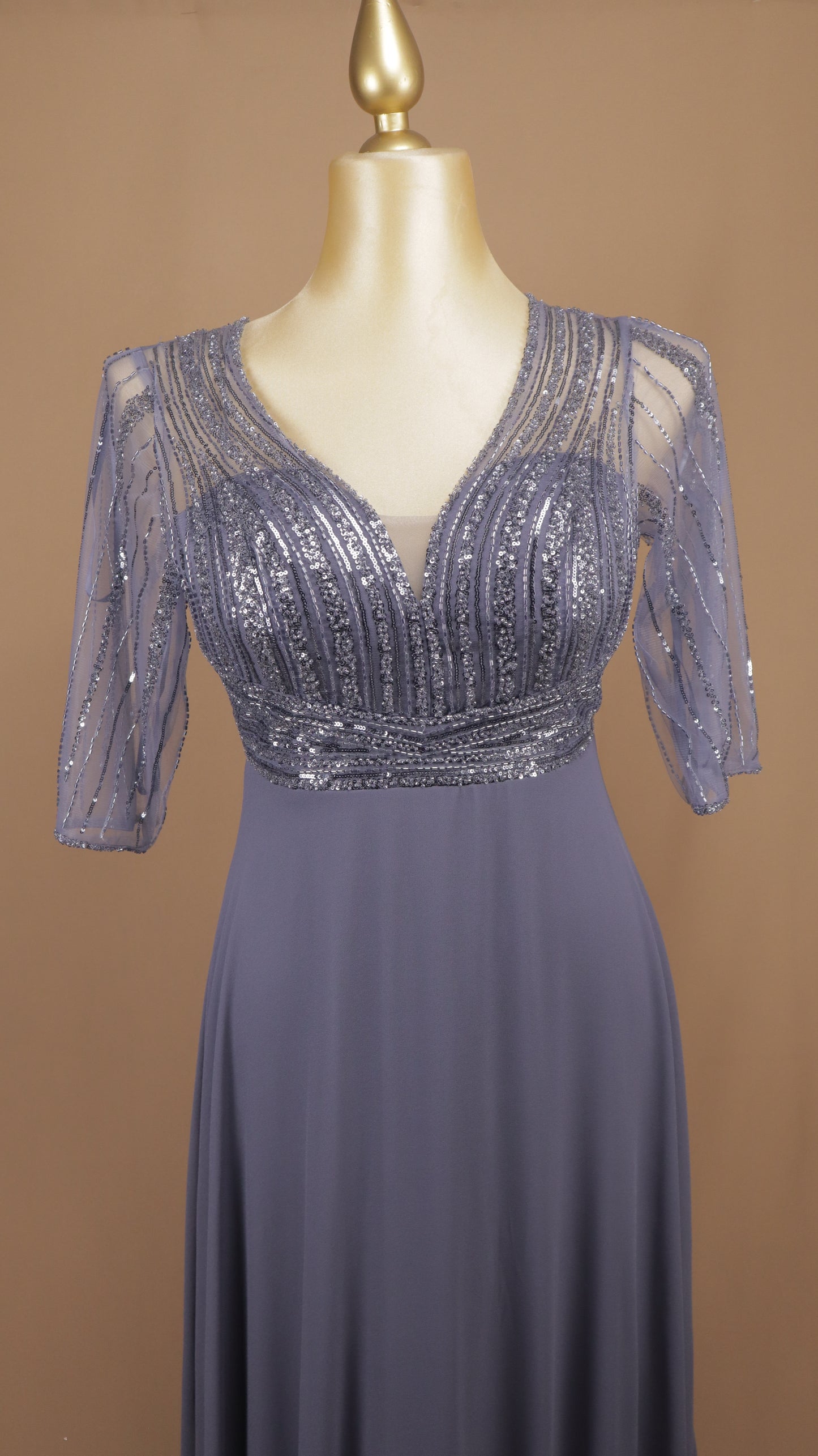 Vestido de gala largo plus size en crepe georgette con top ilusión de lentejuelas